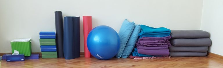 Read more about the article Yoga malzemeleri ve yardımcı araçlar